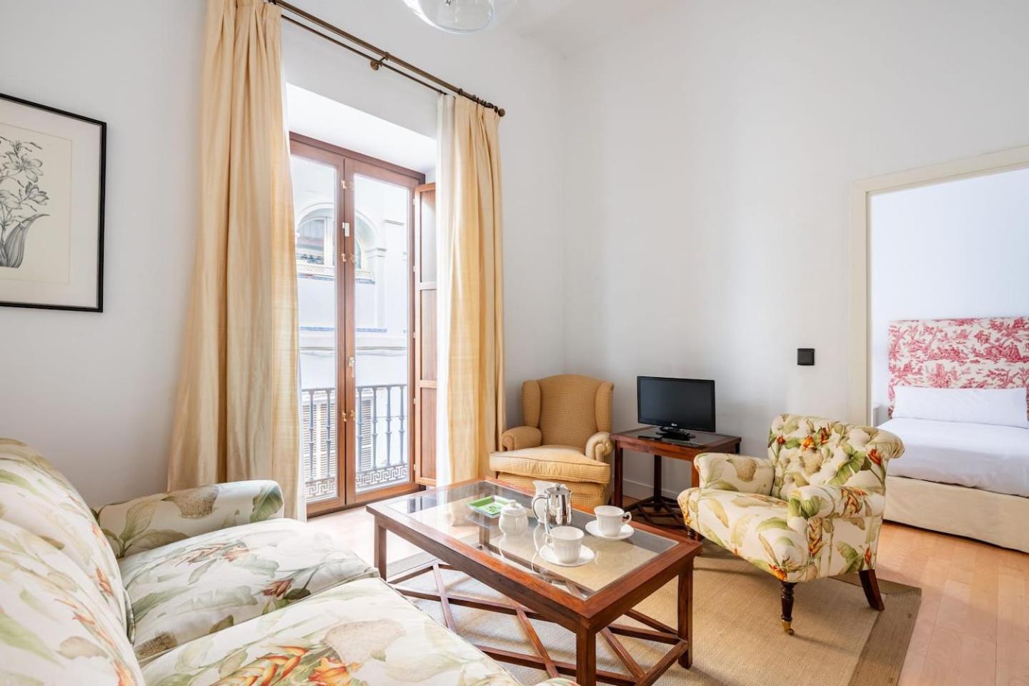 Komodo Sierpes: Bright & Classy Appartement
